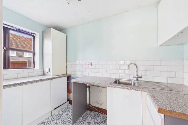 Flat 4, Runnymede Court, Stanford-Le-Hope photo 3