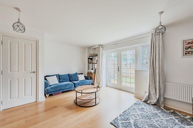 5, Lindsay Close, Redhill photo 3