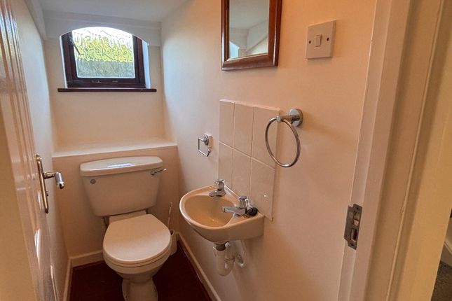 2 Clyde Cottages, Clyde Close, Redhill photo 4