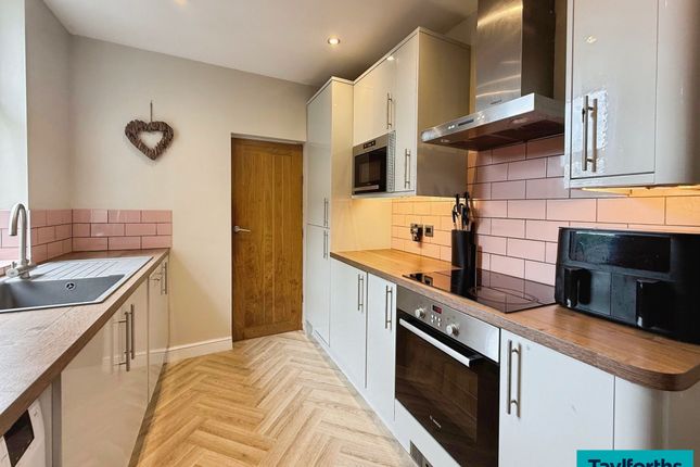 32 Red Lion Street, Barnoldswick photo 3