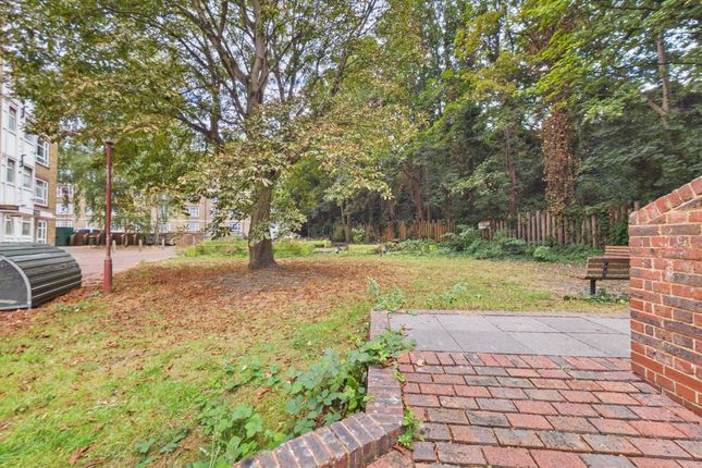 Flat 7, Gooding House, Valley Grove, London photo 4