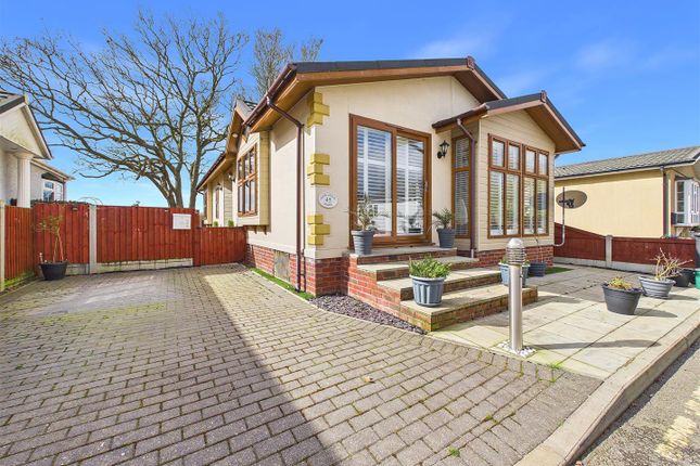 2-bed caravan on Oakleigh Residential Park, Clacton Road, Weeley, £150,000