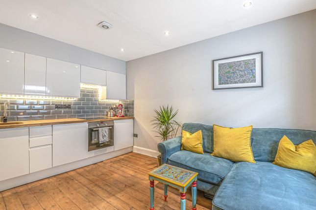 Flat 4, 82a, Holloway Road, London photo 2