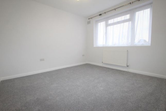 Flat to rent in Cairn Way, Stanmore