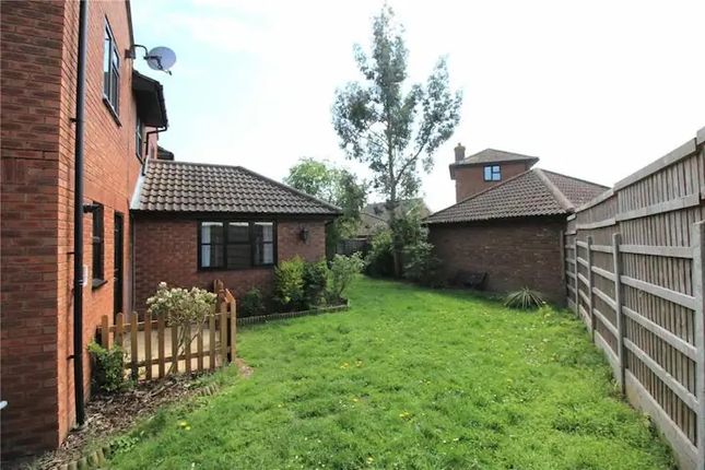 Town house to rent in The Barnyard, Basildon