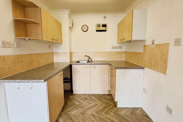 32, Fountain Court, Westbury photo 2