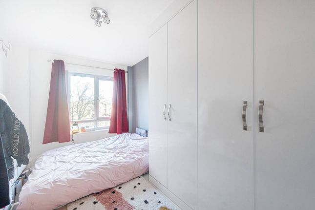 Flat for sale in Heritage Avenue, Colindale, London