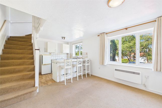 30, The Orchard, Surrey photo 3