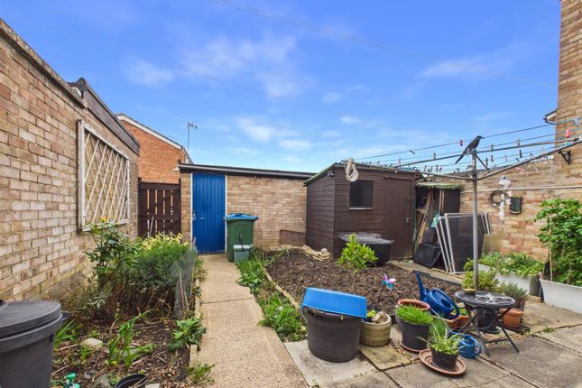 3, Dalston Close, Aylesbury photo 3