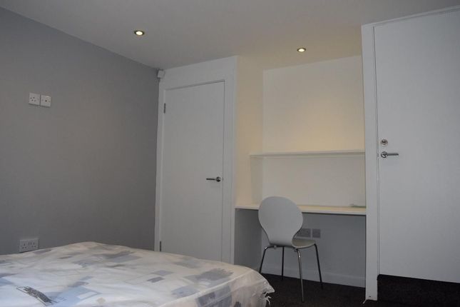 48 Queens Road, Leeds photo 2