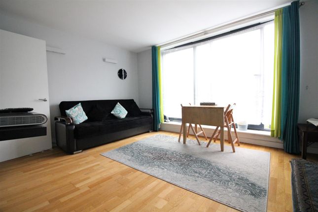 Thumbnail Flat to rent in Bath Road, Hounslow