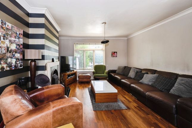 104, The Greenway, Epsom photo 2