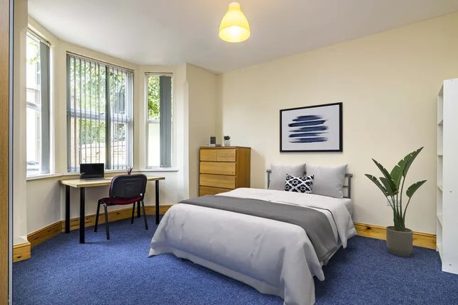 Bright And Tidy Double Bedroom Featuring A Spaciou...