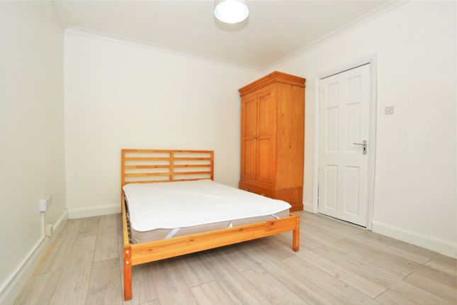 Studio to rent in Pembroke Place, Isleworth