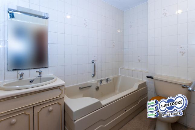 1-bed flat on Flat 8, Woodlands, The Spinney, Leeds, £40,000