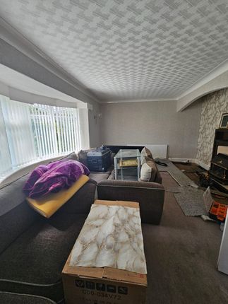 16, Highfield Crescent, Bradford photo 4