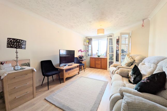 27 Sycamore Court, Aylesbury photo 3
