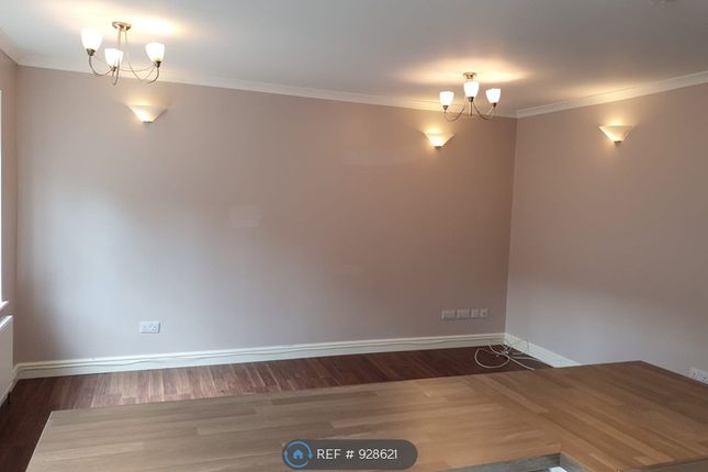 Flat   Rayners Lane, Pinner photo 3
