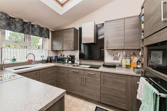 7, Henley Close, Axminster photo 4