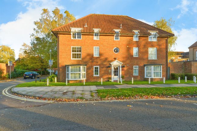 Thumbnail Flat to rent in The Cloisters, Welwyn Garden City