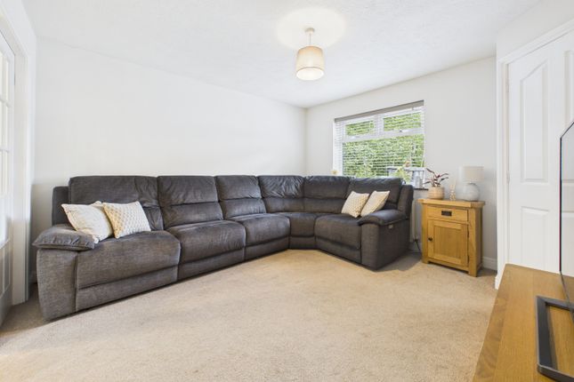 25, GROVE NOOK, HUDDERSFIELD photo 3