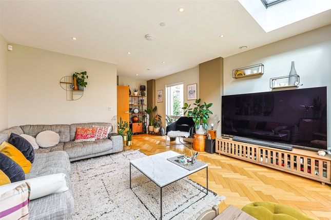 19, Hoy Close, Colindale photo 4