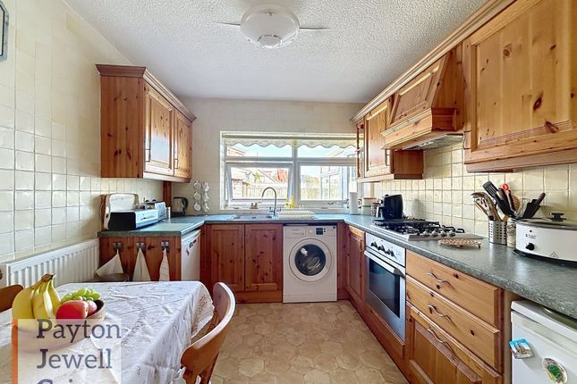 4 Kennedy Drive, Bridgend photo 3