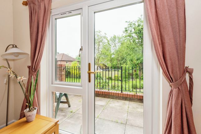 6, Holly Court, Leatherhead photo 2