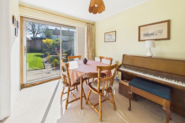 18, Eastnor, Bovingdon photo 3