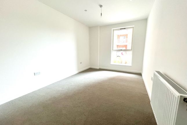 Flat to rent in New Avenue, London