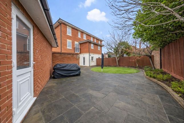 18 Winwick Park Avenue, Warrington photo 4