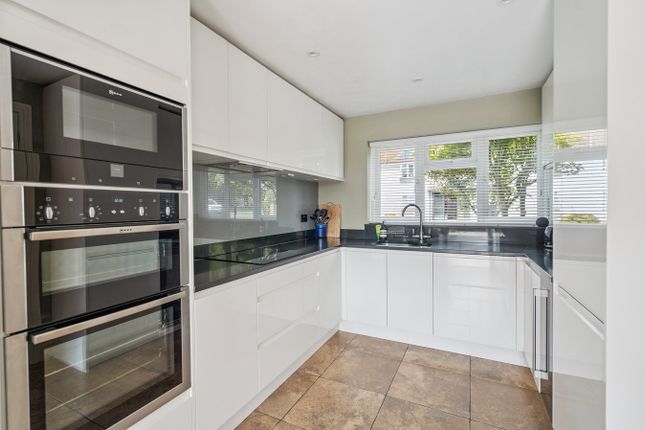5, Mount Close, Farnham Common photo 3