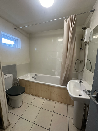 Thumbnail Flat to rent in Victoria Road East, Leicester
