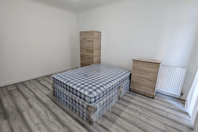 18 (Rooms), Paddock Road, Neasden photo 2