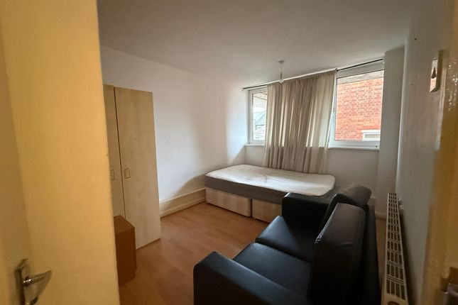 5 Harberson Road, London photo 3