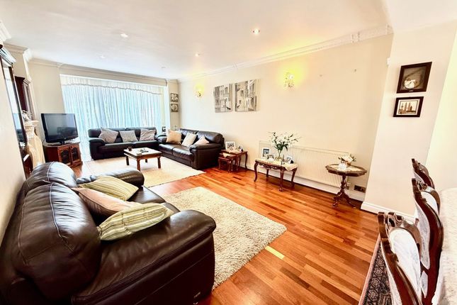 21, Langside Crescent, Southgate photo 3