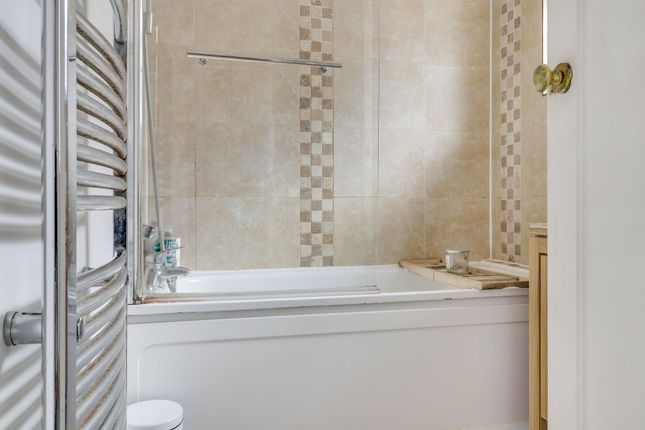 11 Wolsey Grove, Esher photo 4