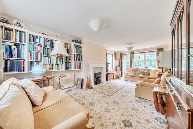 11, Windsor Crescent, Surrey photo 2