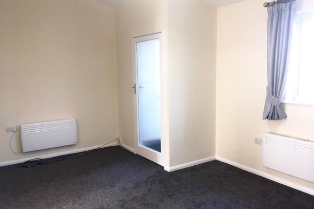 32A, The Parade, Reading Road, Yateley photo 2