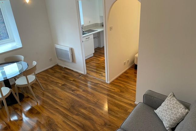 Studio flat on Grinstead Road, London, £1,650/mo