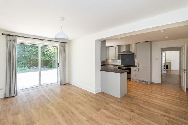 26, St Andrews Gardens, Cobham photo 4