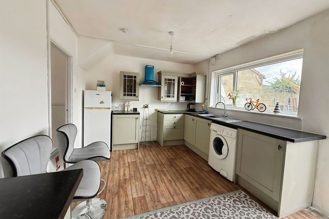 3, Barbury Close, Swindon photo 4