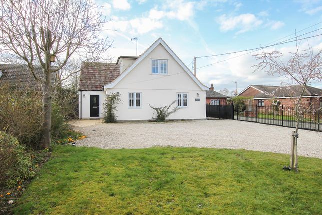 Detached bungalow for sale in Spring Pond Meadow, Hook End, Brentwood