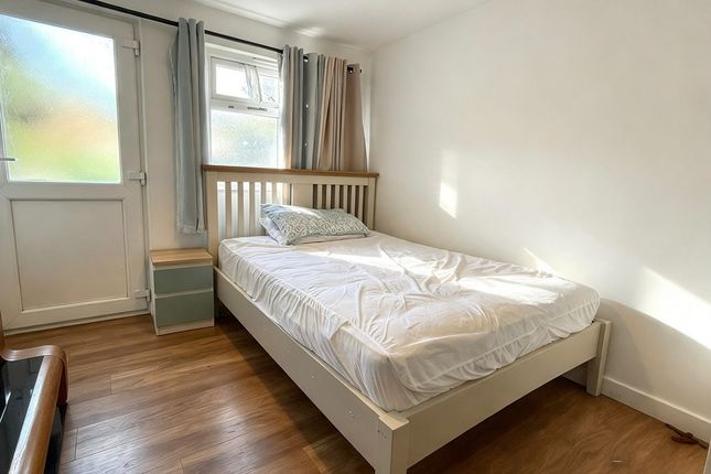 1, Godric Crescent, Croydon photo 3