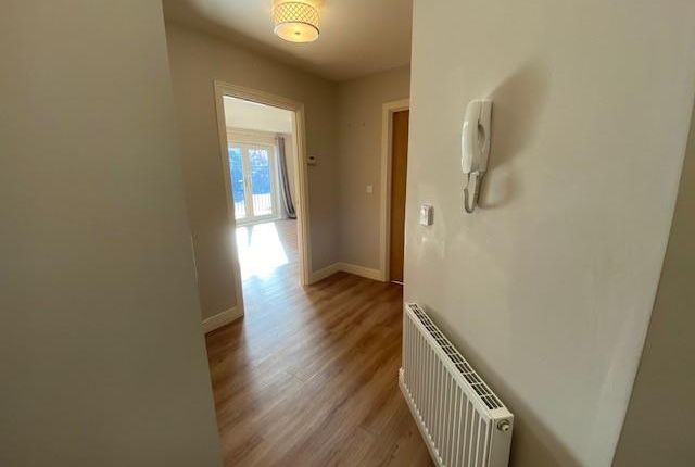Flat to rent in Novia House, Tapster Street, Barnet