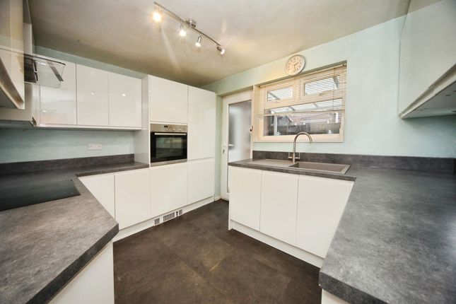 6, Braceby Close, Luton photo 3
