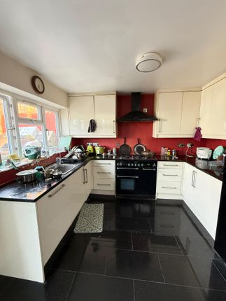 20, Buckingham Avenue, Feltham photo 4