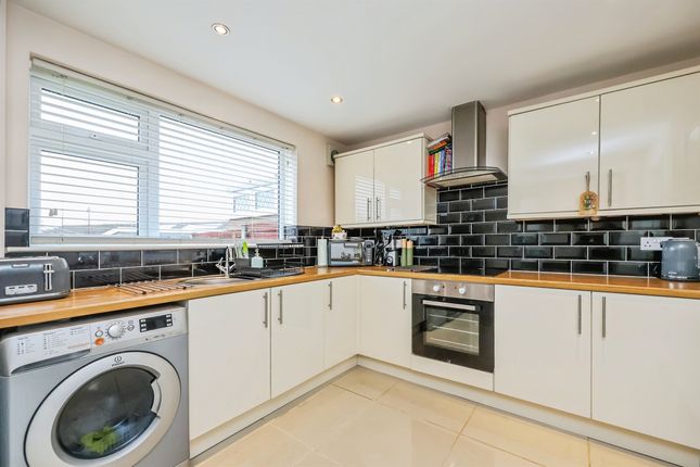 99, Bainton Grove, Nottingham photo 3