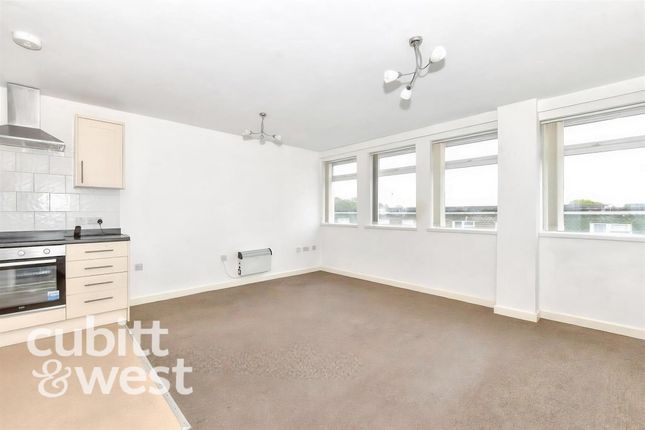 Flat 14, Stratton House, Greywell Road, Havant photo 2