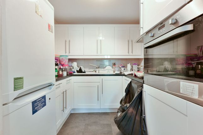 Walker Close, Ealing photo 4